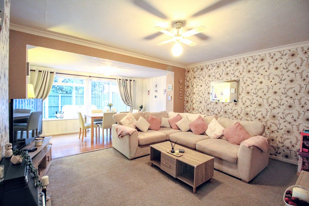 Property photo 2 of 14 Lounge