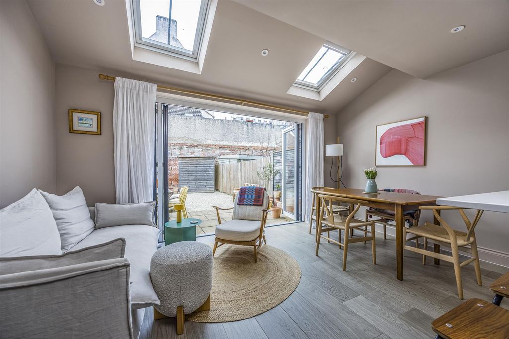 Property photo 3 of 31 2 Cambridge Mews, Serpentine Road, Southsea-Portic