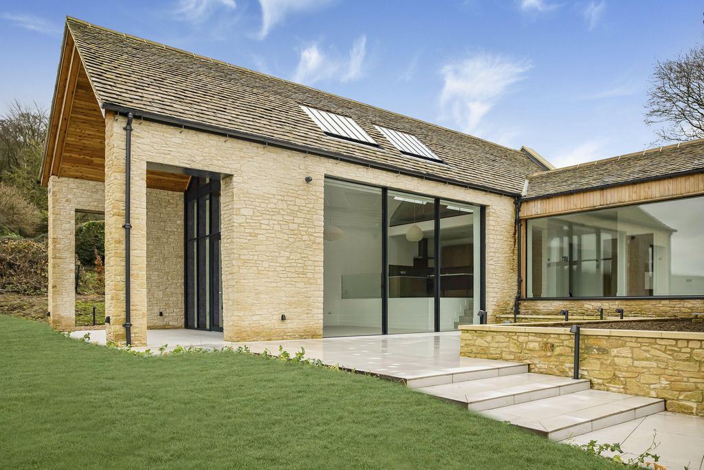 Property photo 2 of 28