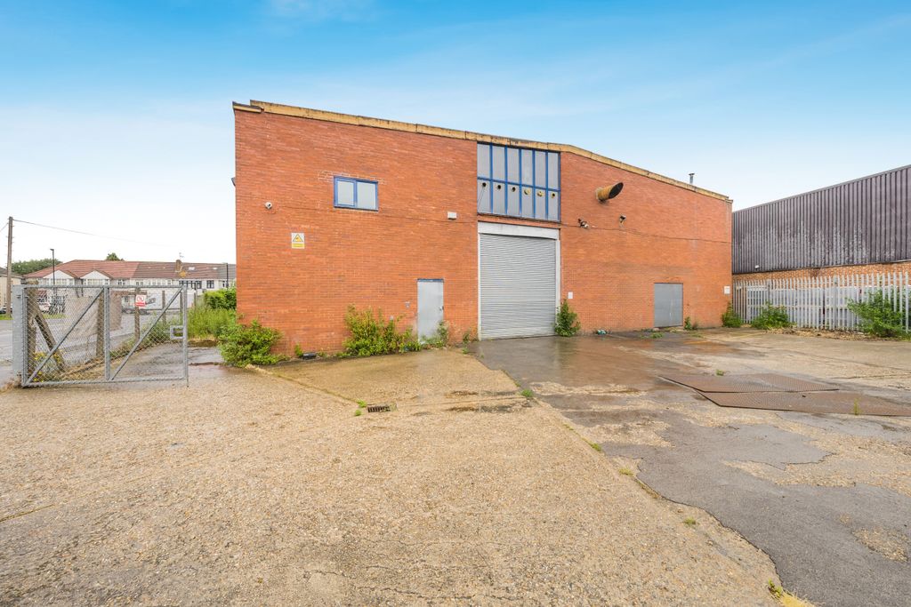 Property photo 3 of 11 Arthur House, Petersfield Avenue, Slough, Berkshire, Sl2 5Du