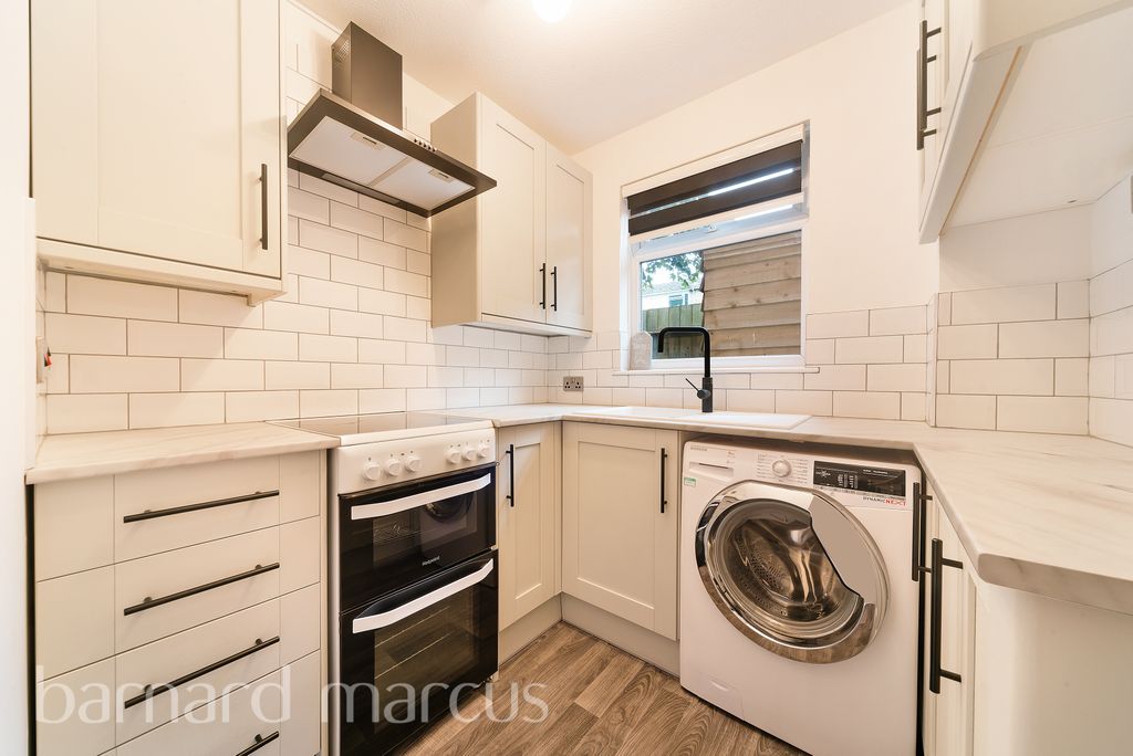 Property photo 1 of 8 Kitchen