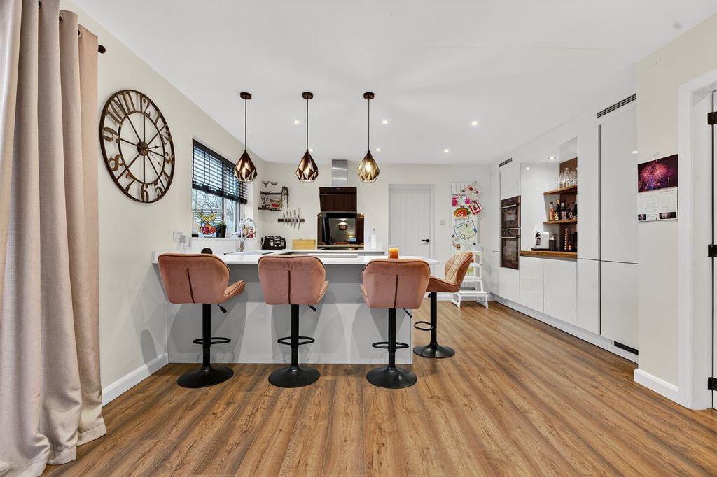 Property photo 3 of 28