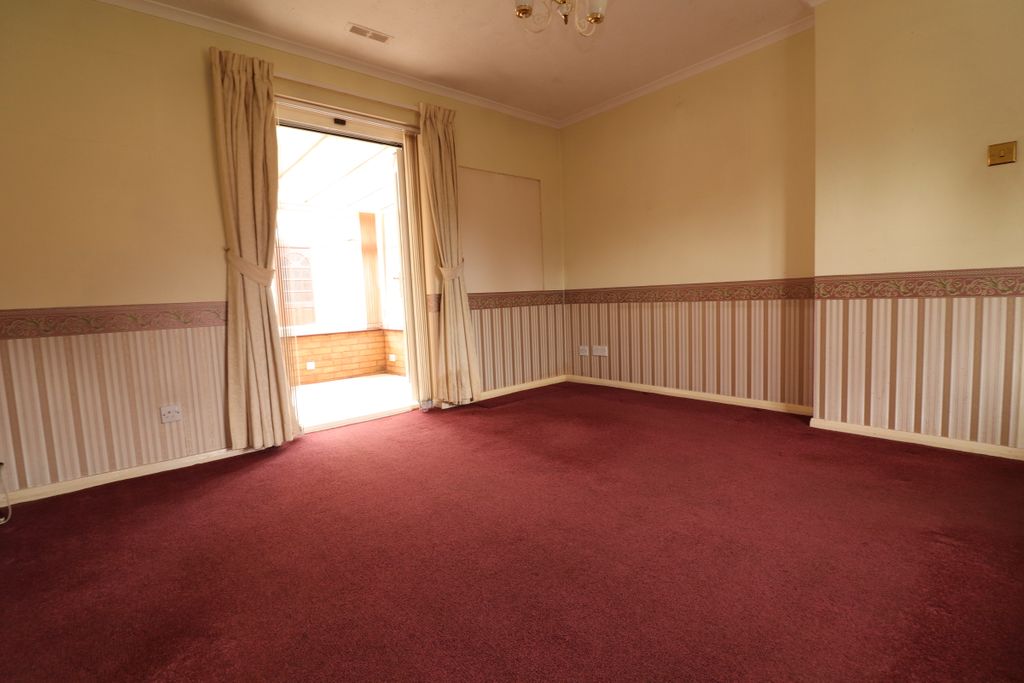 Property photo 3 of 8 Lounge