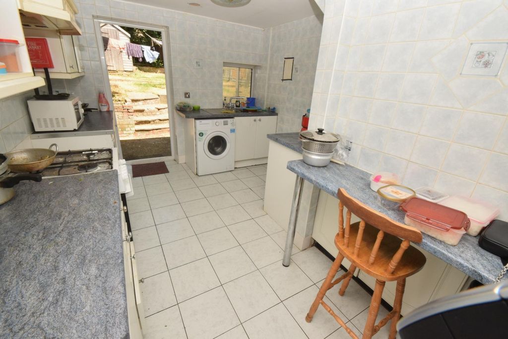 Property photo 2 of 11 Kitchen