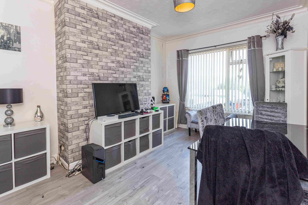 Property photo 2 of 17 Lounge