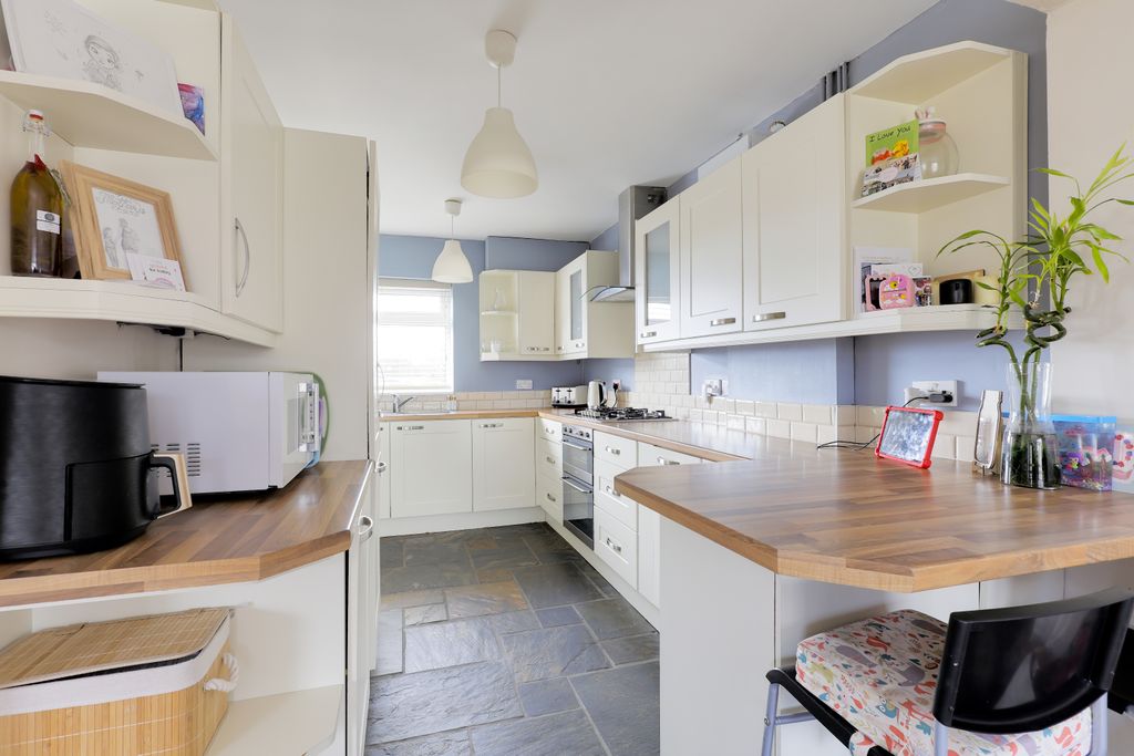 Property photo 3 of 9 7Pmc - Kitchen