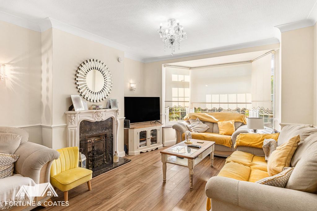 Property photo 2 of 24 Huxleyroad_25.Jpg