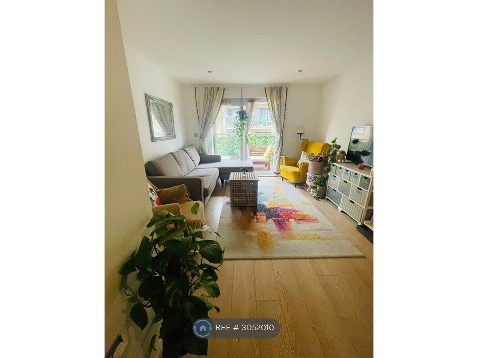 Property photo 1 of 8 Living Room