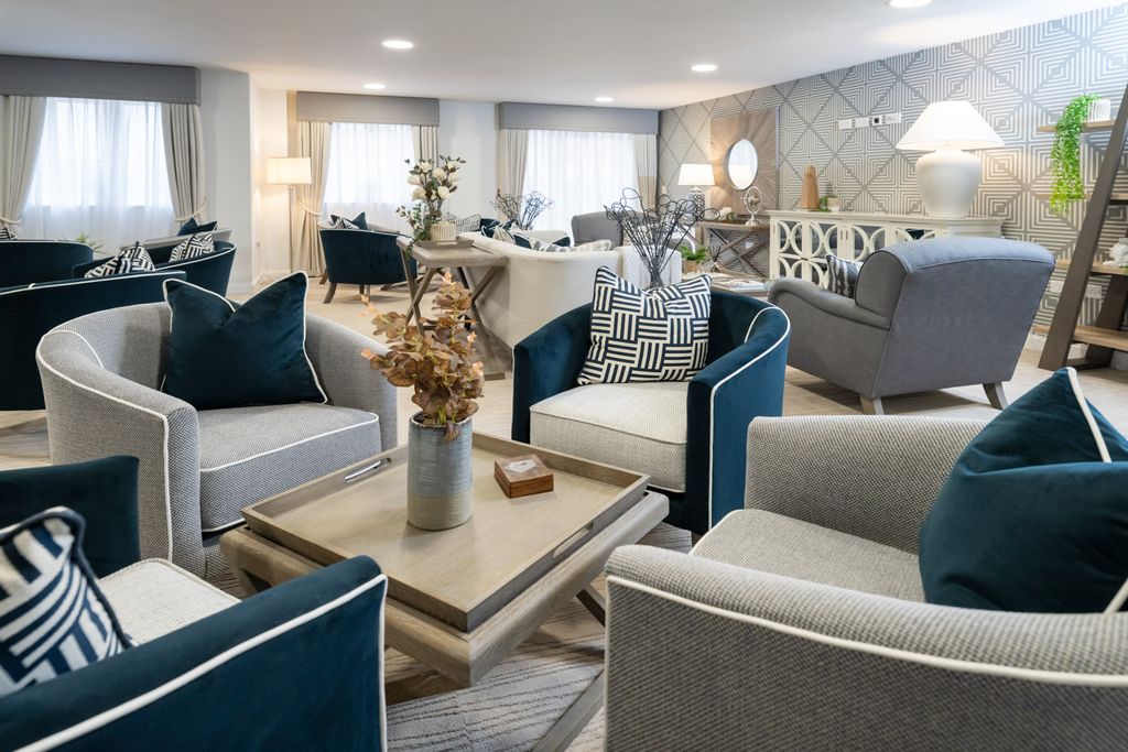 Property photo 1 of 13 Farnham House Homeowners Lounge