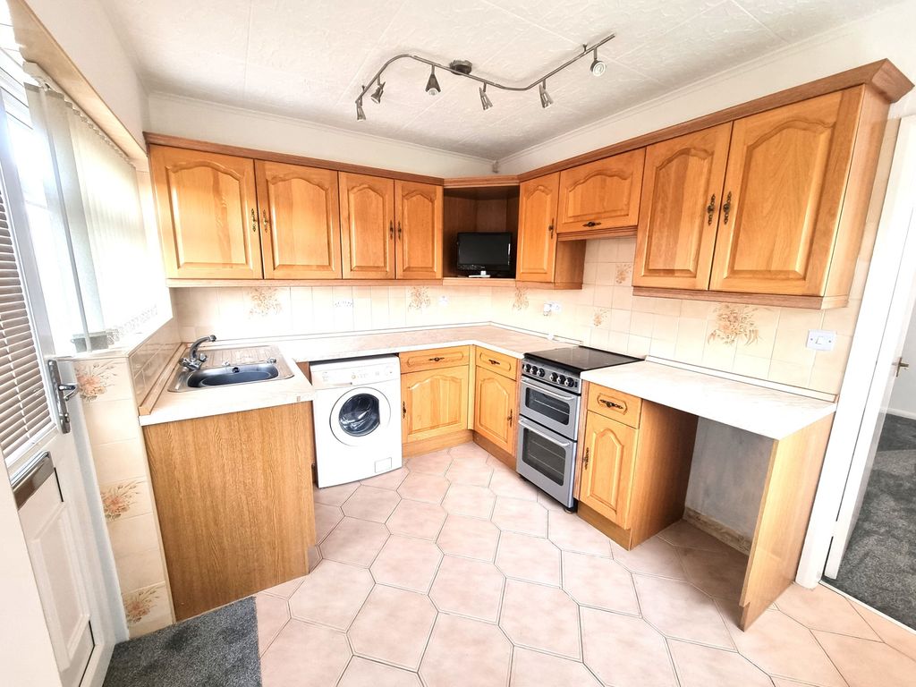 Property photo 3 of 11 Kitchen