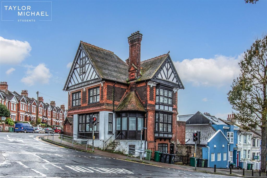 Property photo 3 of 17 212 Elm Grove Ext &amp; Kit2.Jpg