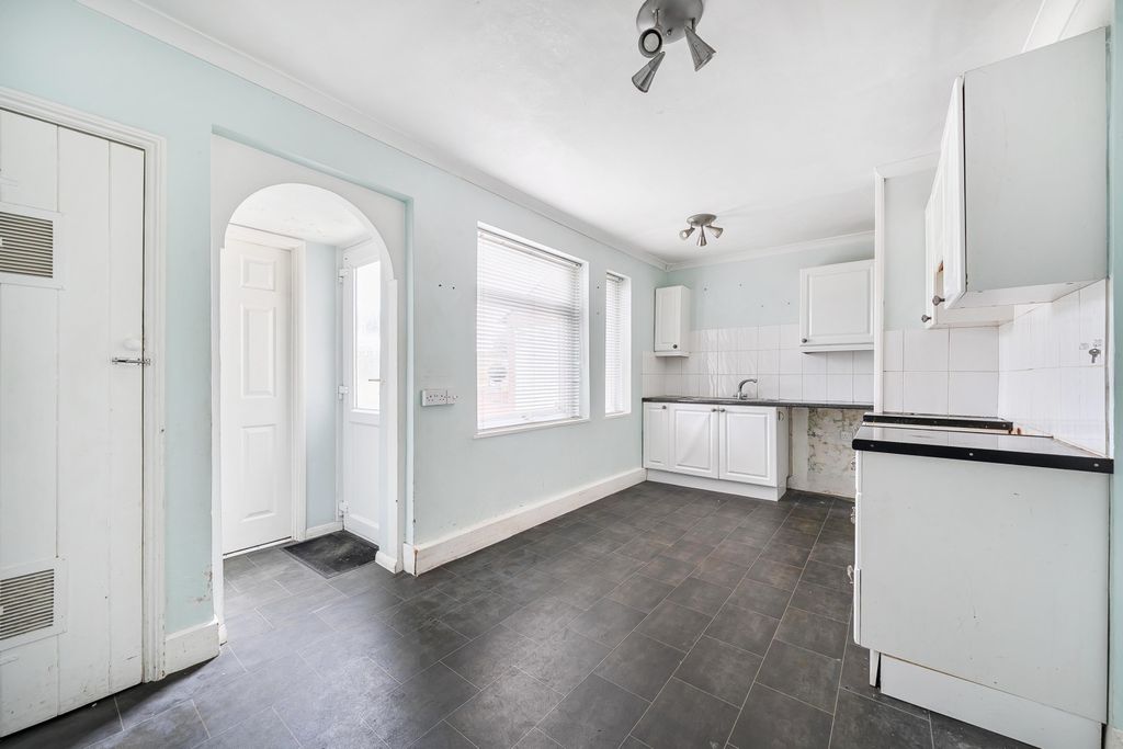 Property photo 3 of 18 Kitchen