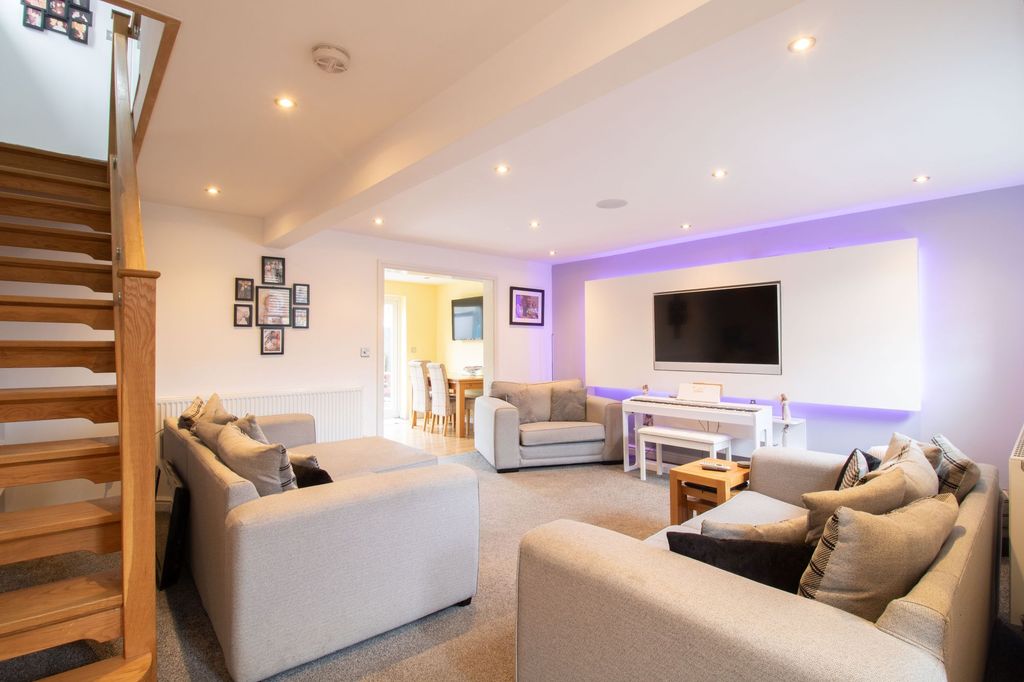 Property photo 2 of 32