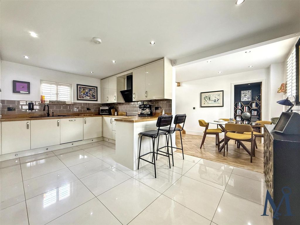 Property photo 2 of 33 Kitchen