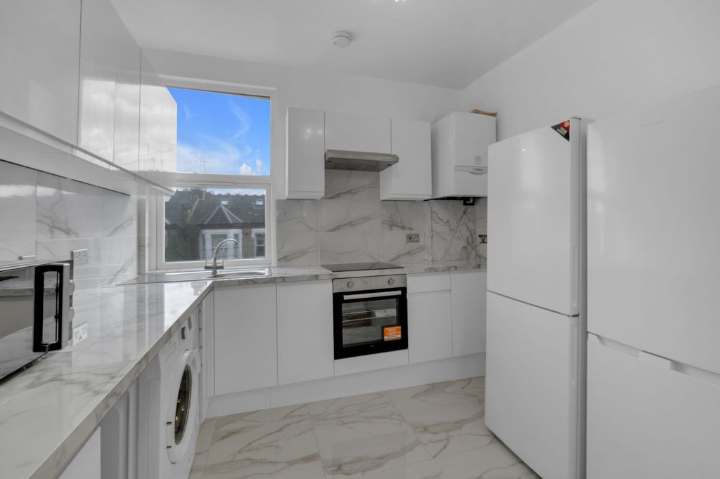 Property photo 2 of 10 Kitchen