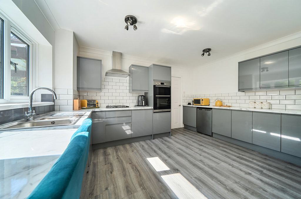 Property photo 2 of 15 1349562-16-68c41B...