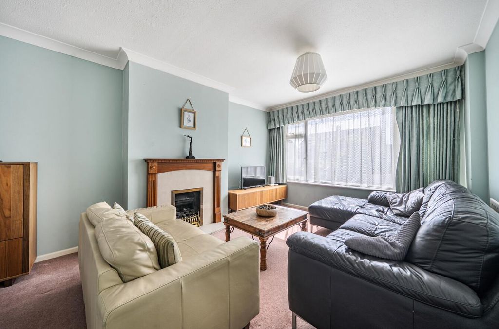 Property photo 2 of 18 Carisbrooke Crescent 17 (11).Jpg