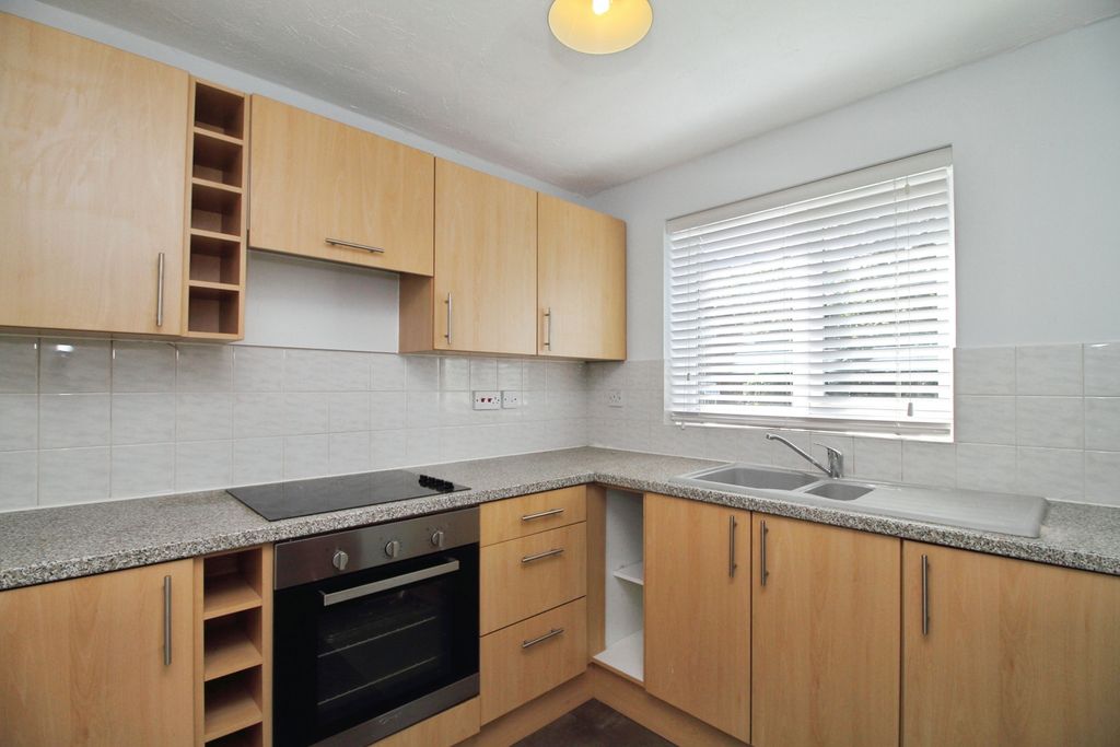 Property photo 3 of 11 Kitchen