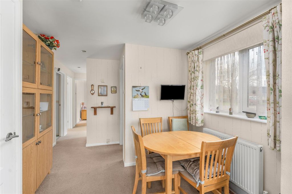 Property photo 3 of 10 12 Briar Close, Banbury-10.Jpg