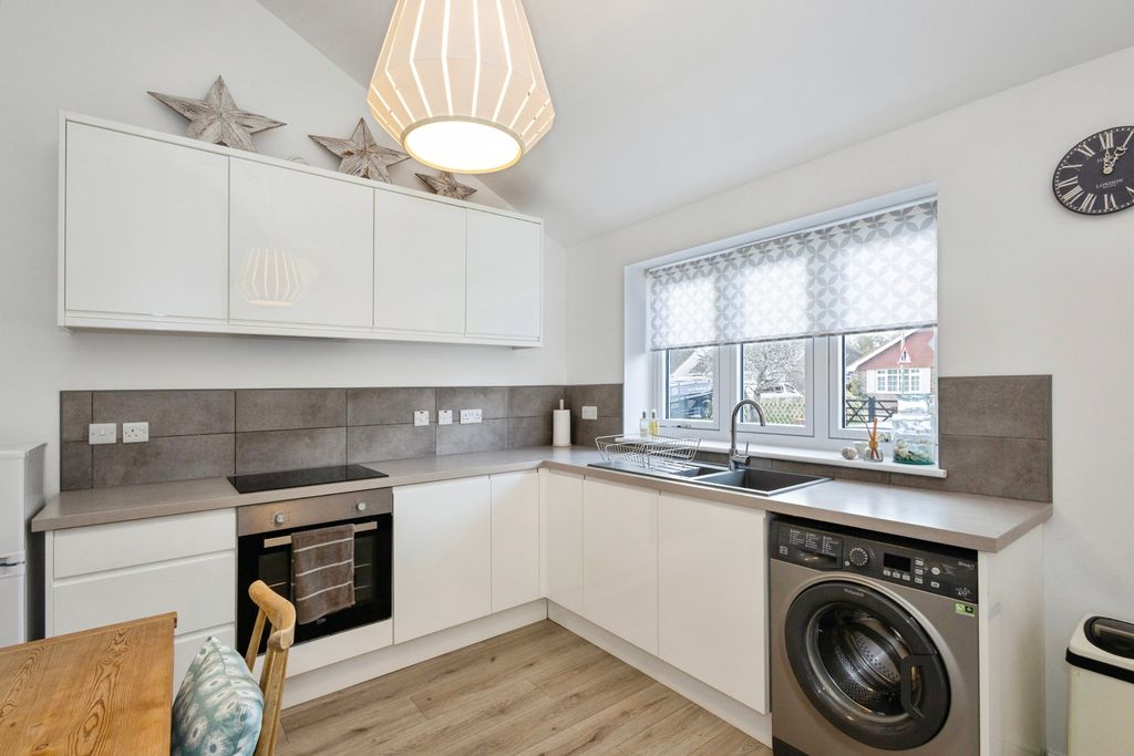 Property photo 3 of 10 Fitted Kitchen