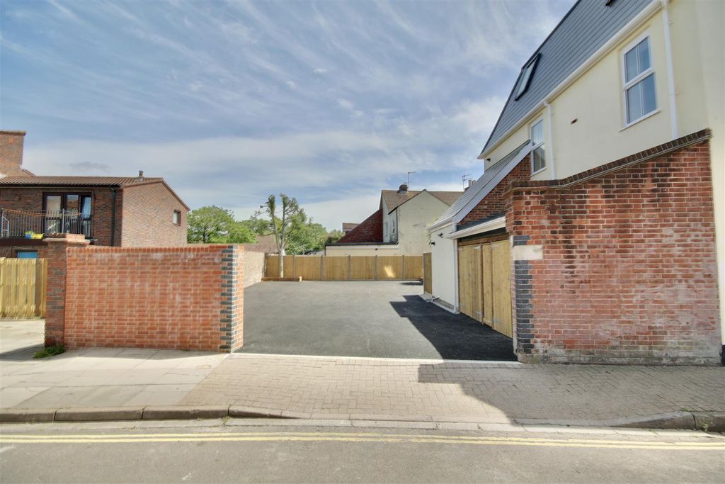 Property photo 2 of 12 87C91D6D-6589-49D9-B63F-4Cff5B3F6892_1_201_A.Jpeg