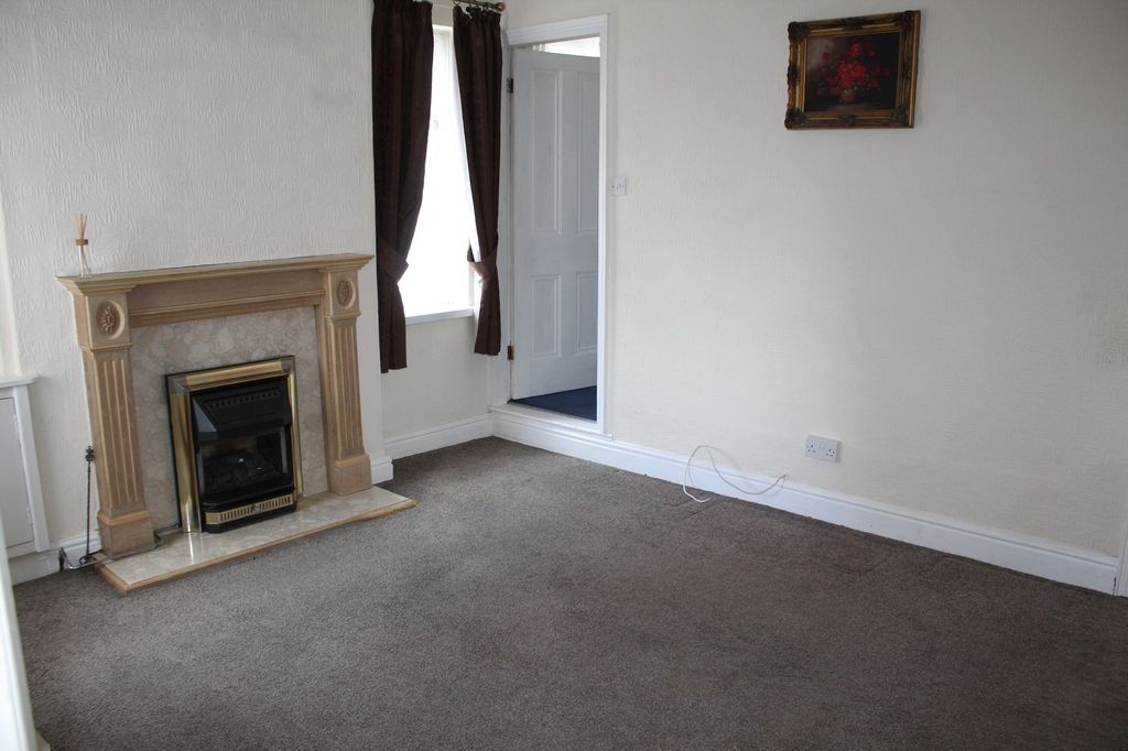 Property photo 3 of 10 Dining Room