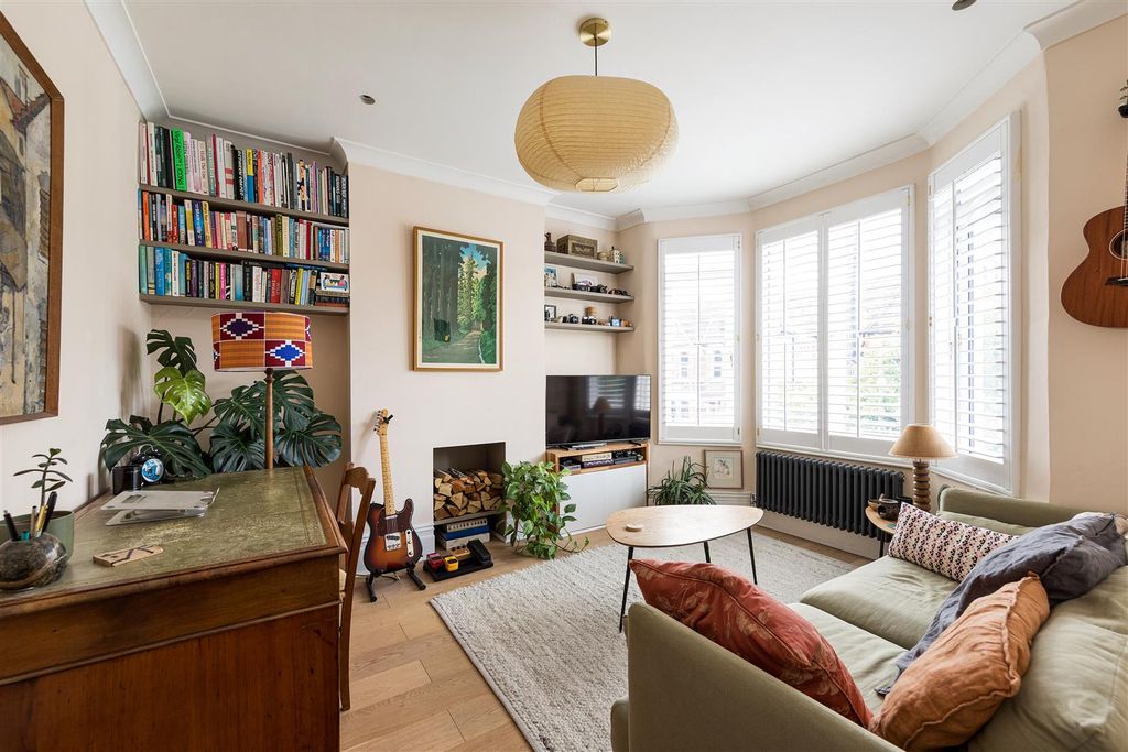 Property photo 2 of 27 Howard Road, E17