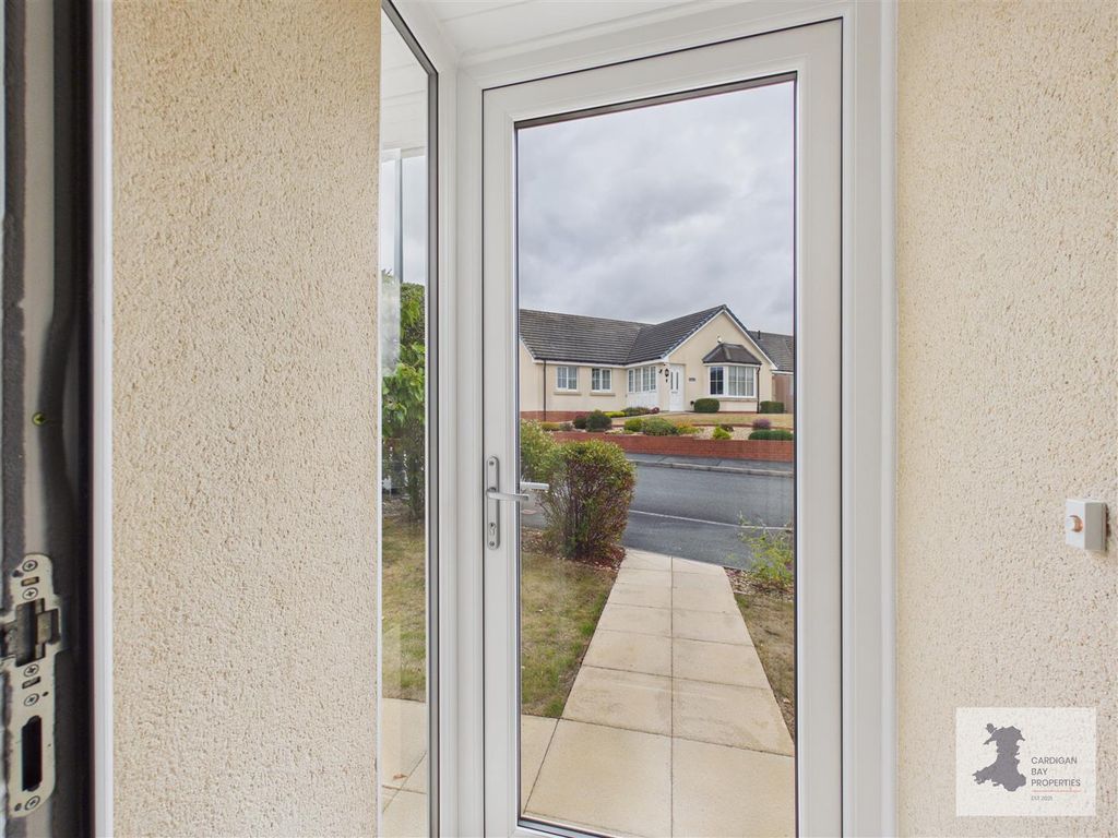 Property photo 2 of 40 Entrance Porch