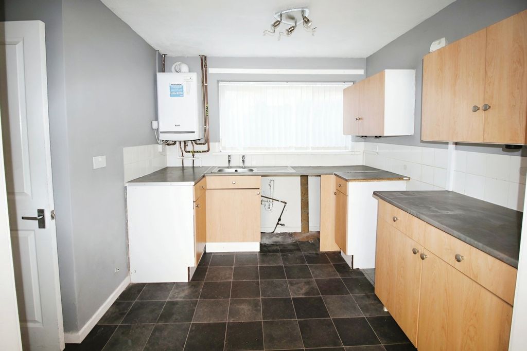 Property photo 3 of 10 Kitchen