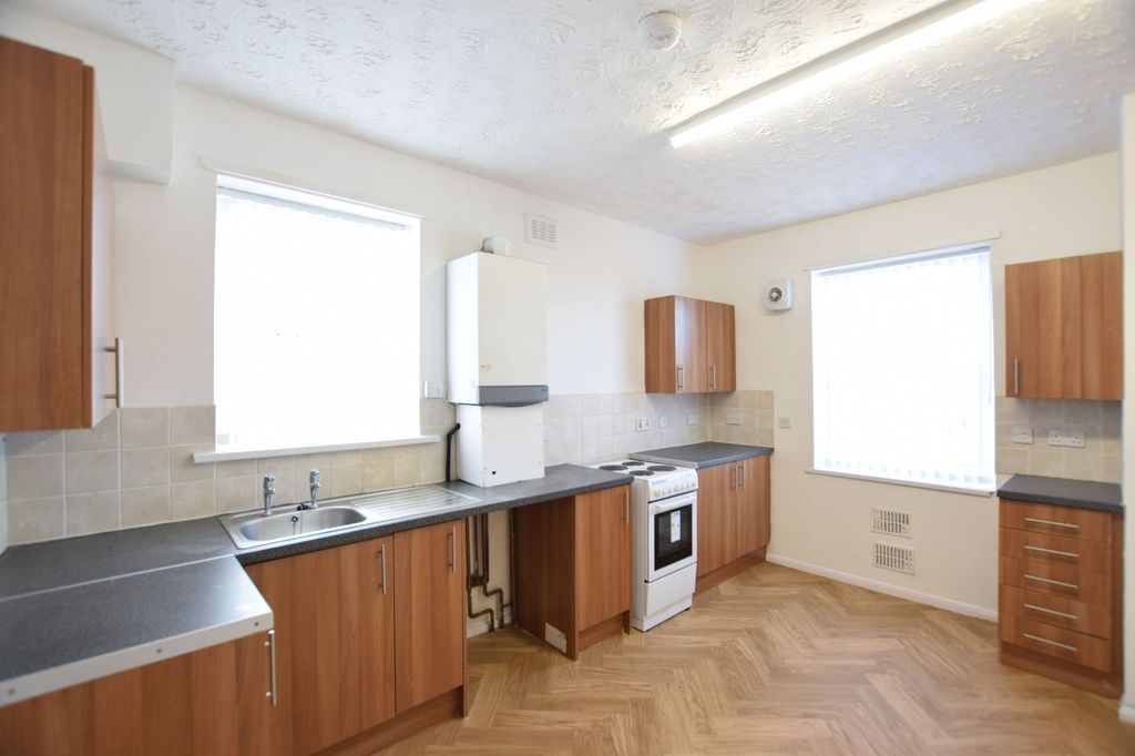 Property photo 2 of 6 Kitchen