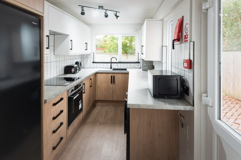 Property photo 2 of 9 25 Culverland, Kitchen 1