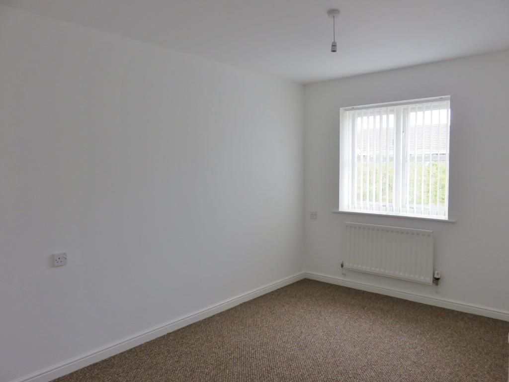 Property photo 3 of 13 Bed 1