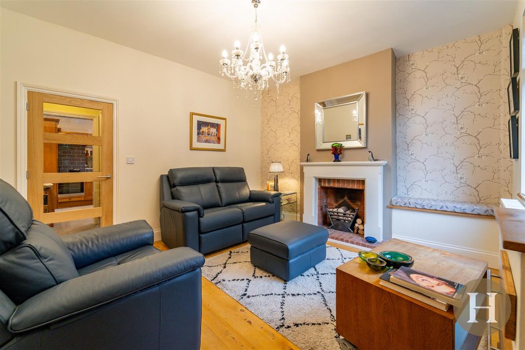 Property photo 2 of 21 Lounge