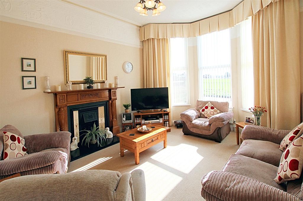 Property photo 3 of 44 Lounge