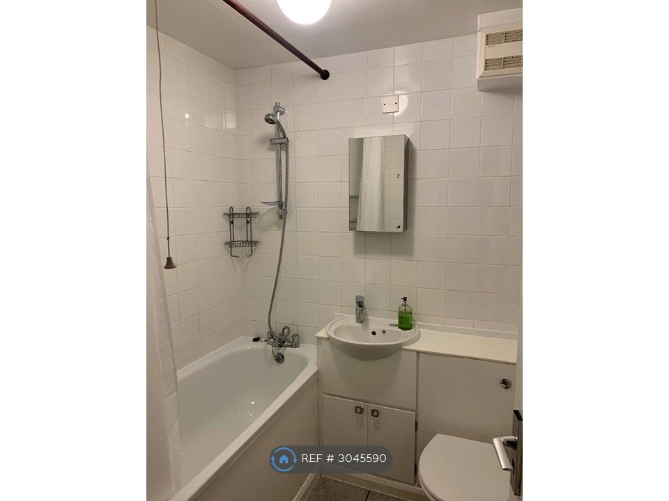Property photo 3 of 10 Bathroom