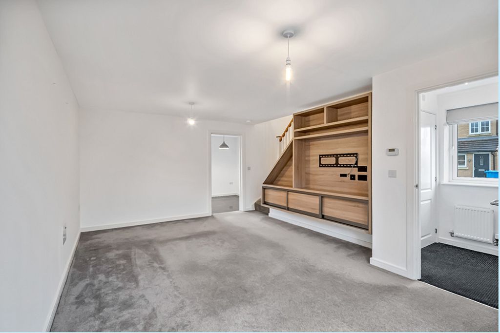 Property photo 2 of 27