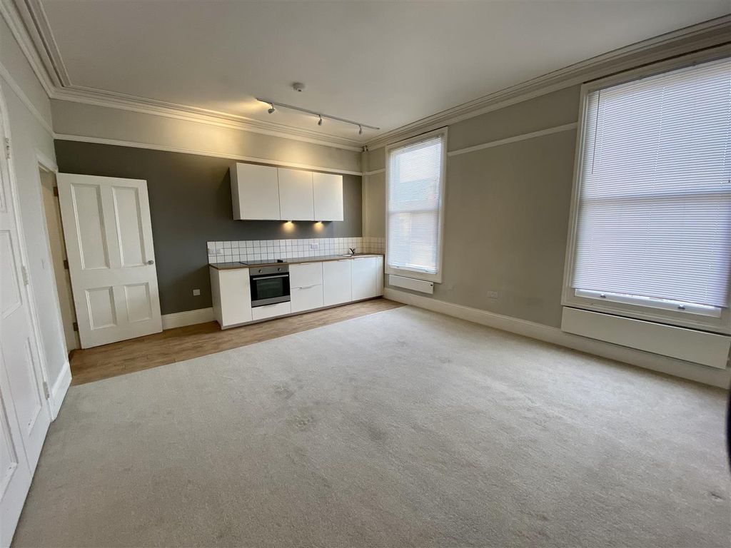 Property photo 3 of 11 Lounge / Kitchen