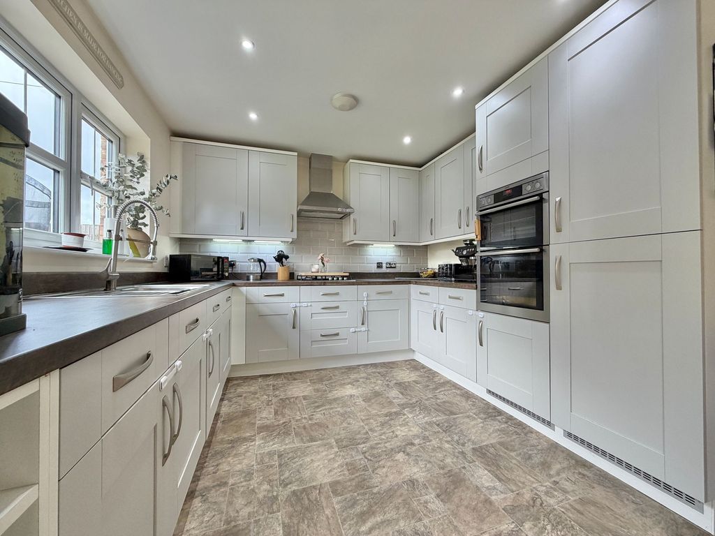 Property photo 3 of 17 Dining Kitchen