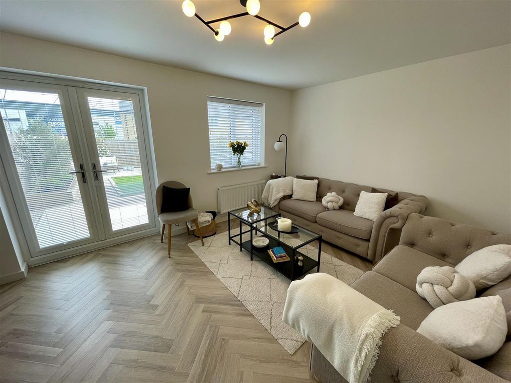 Property photo 3 of 14 Lounge