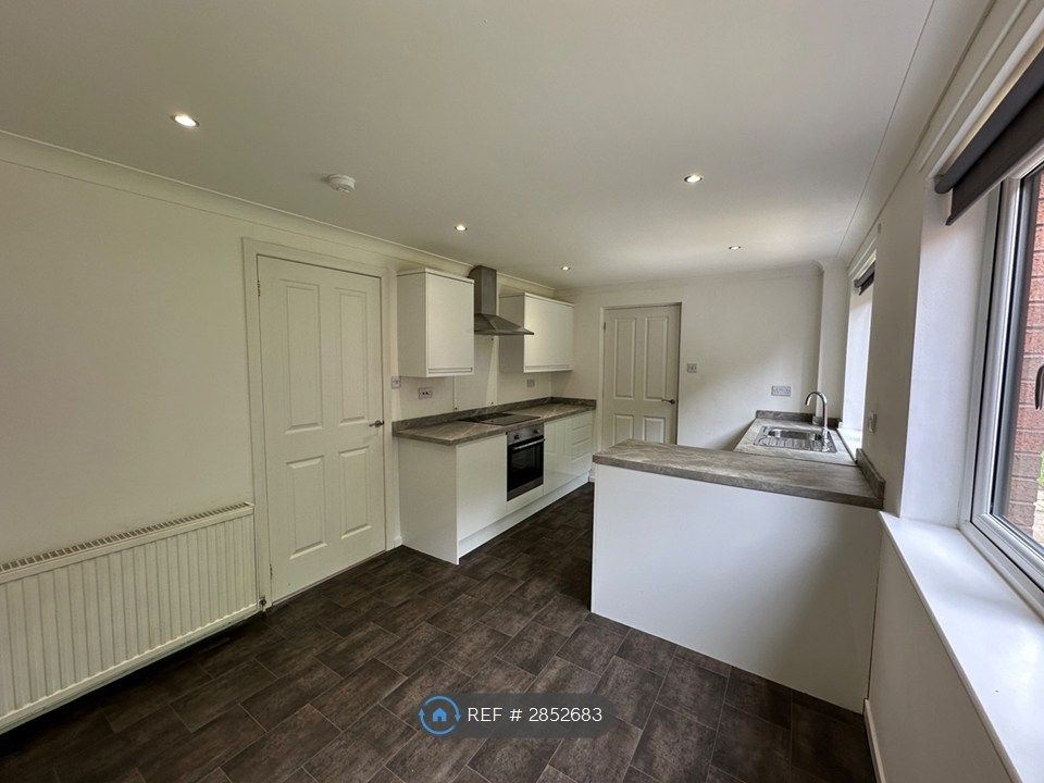 Property photo 3 of 12 Kitchen 1