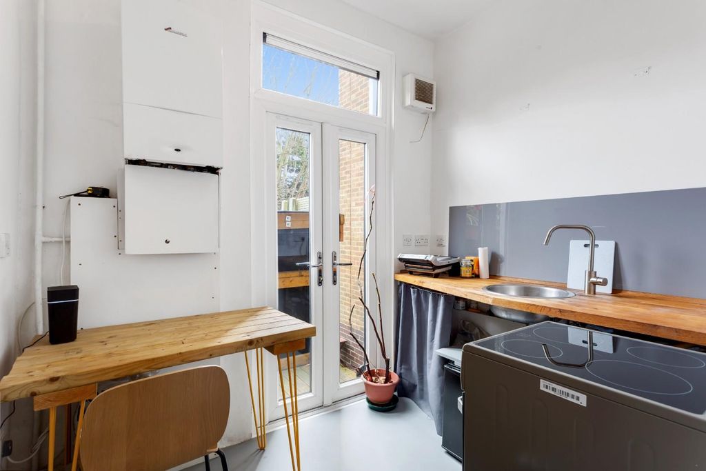 Property photo 2 of 10 Kitchen