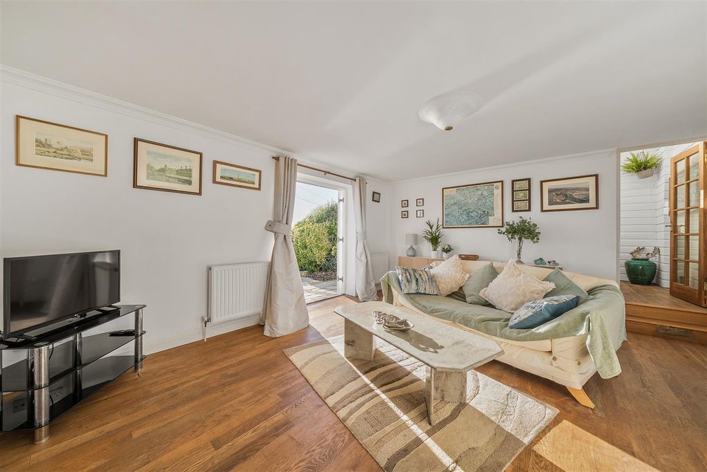 Property photo 3 of 23 Sitting Room