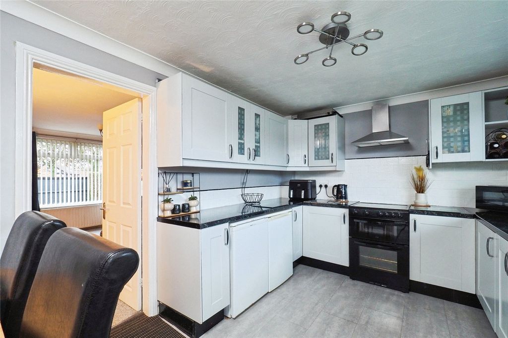 Property photo 2 of 14 Fitted Kitchen