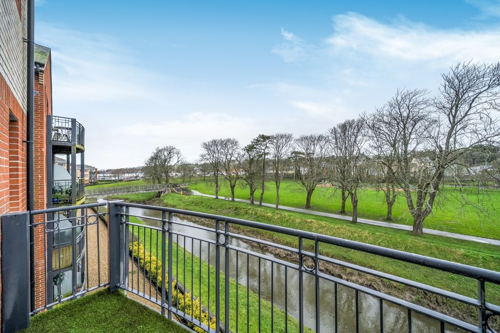 Property photo 3 of 20 1410856-13-698Cb2A4461A5