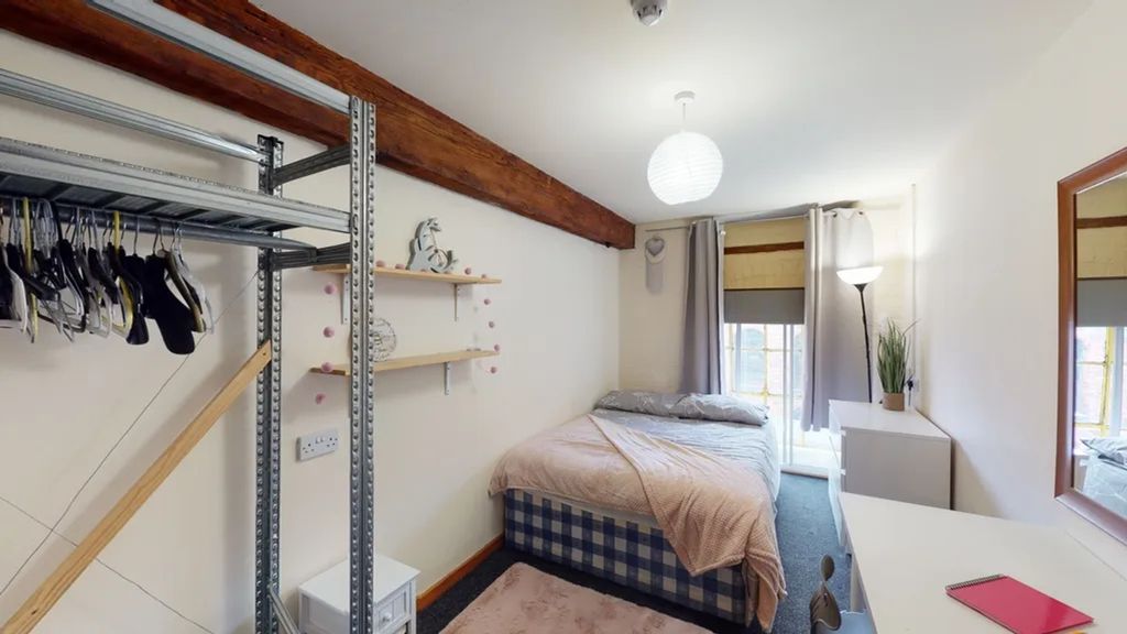 Property photo 2 of 13 A Charming And Tidy Double Bedroom Featuring Ample...