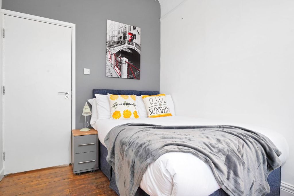 Property photo 2 of 27