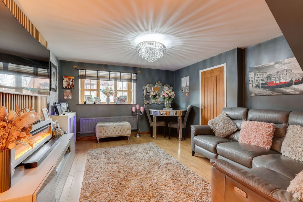 Property photo 2 of 32