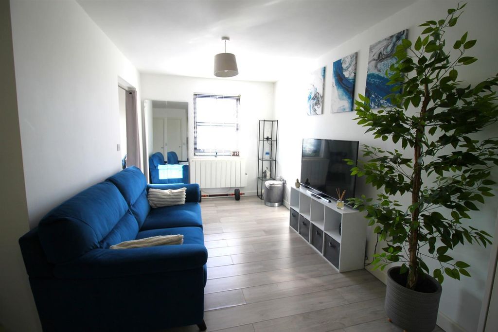 Property photo 2 of 7 Living Rooom.Jpg