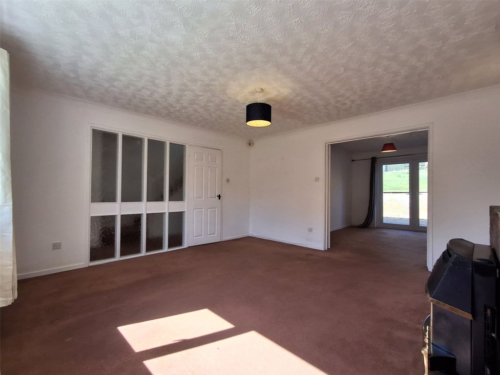 Property photo 3 of 16 Lounge