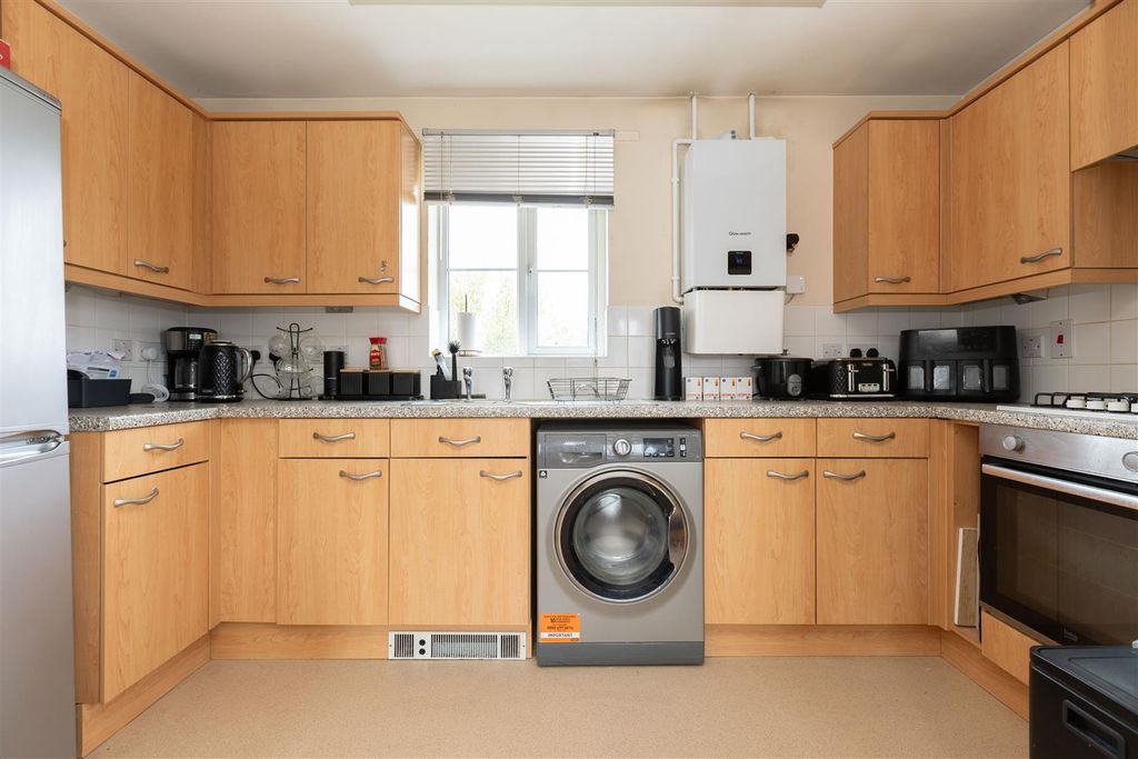 Property photo 3 of 8 Kitchen